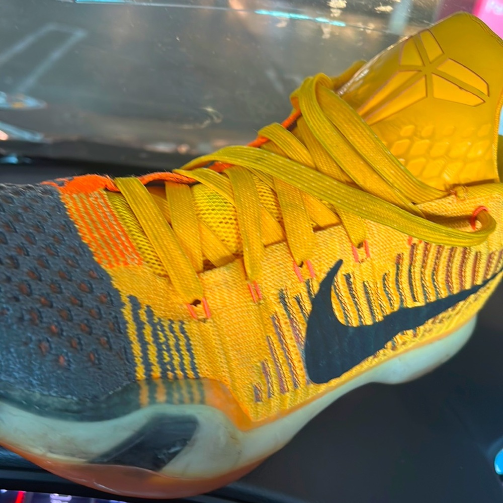 Best show! Kobe 10s size 10 hood condition